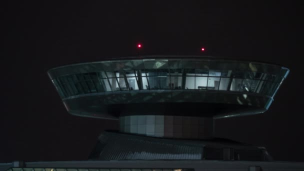 Time lapse of airport control tower with red lights at night — Stock Video