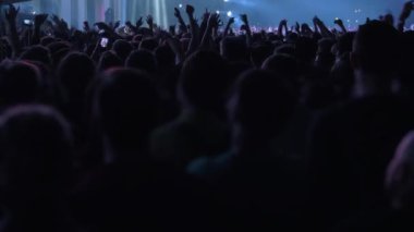 Kalabalık müzik salonunda bant