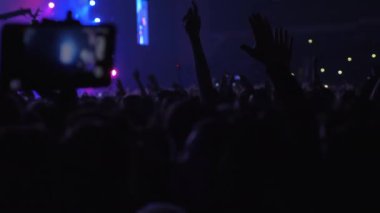 Güçlü müzik hayranları konserinde yüzlerce