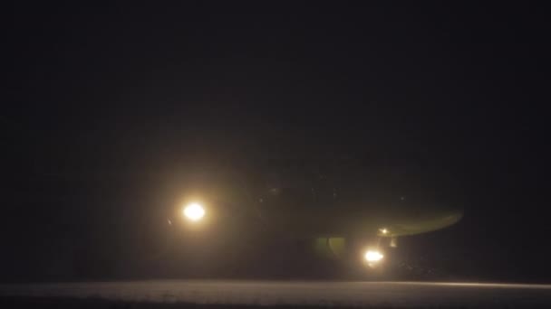 S7 havayolu yolcu uçağı varış karlı gece — Stok video
