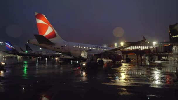 Пассажирский самолет Czech Airlines готовится к ночному полету, Москва — стоковое видео