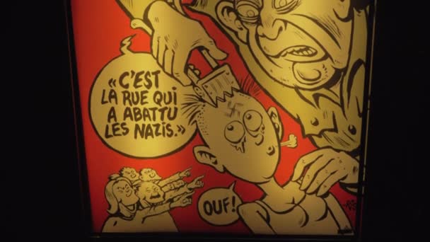 夜、パリのチャーリー Hebdo は風刺的な雑誌のストリート バナー — ストック動画