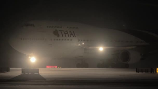 Thai Boeing 747-400 příjezd na zimní noci — Stock video