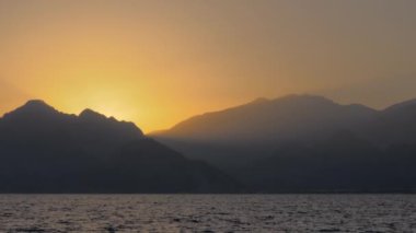 Akşam güneşi deniz dağlar