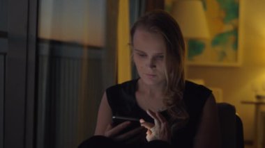 Bir smartphone rahat akşam iç kadınla