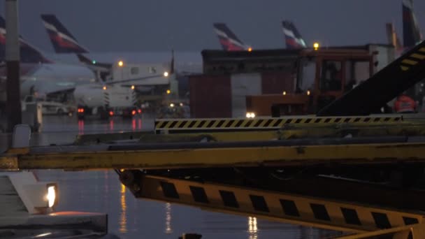 Descarga de carga desde avión con cargador de contenedores — Vídeo de stock