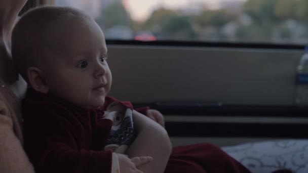 Baby flicka på mödrar varvet i bilen — Stockvideo