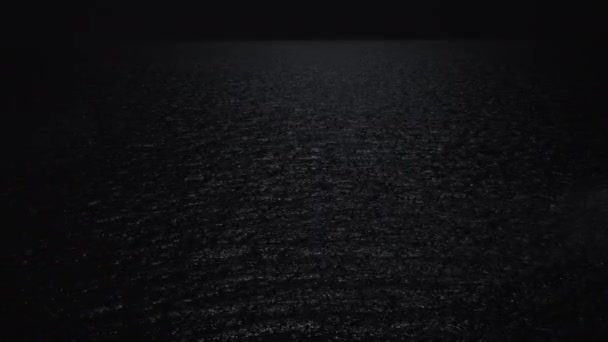 Спокойное море в темную ночь — стоковое видео