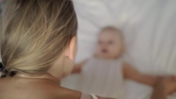 ベッドの上で女の赤ちゃんに変な練習 — ストック動画
