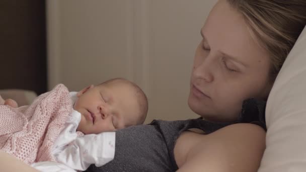 Mother and newborn daughter sleeping together in daytime — Stock Video