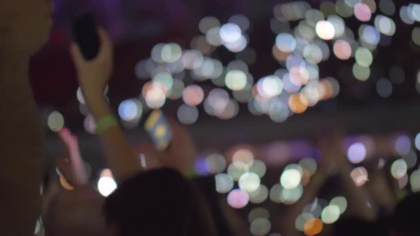 コンサート ライトの単一性を作成するセルの何百もの手を振っている人のスローモーション撮影 — ストック動画