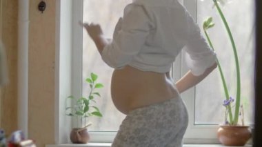Cep telefonunuzda müzik dans mutlu hamile kadın