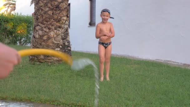 Diversión con agua en el caluroso día de verano — Vídeos de Stock