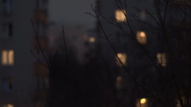 Gece şehirde apartman blokları