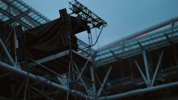 Ein- und Ausschalten der Bühnenbeleuchtung beim Konzert im Freien in der Dämmerung — Stockvideo