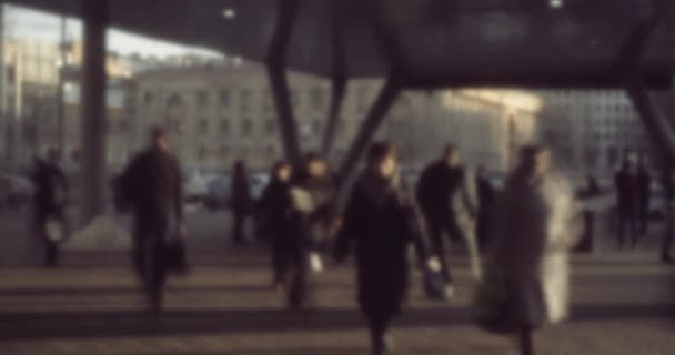 Движение людей на входе в метро в Москве около 1980 года, Россия — стоковое видео