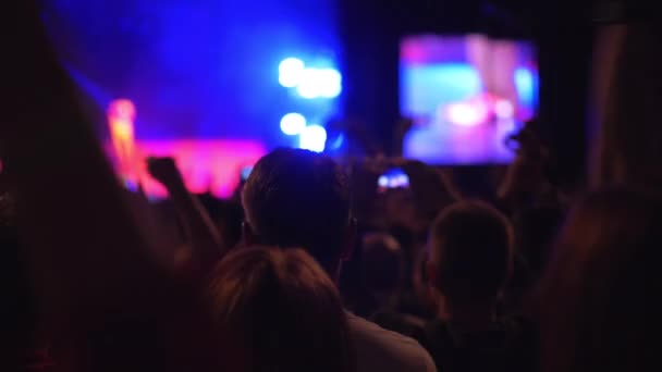 Аудиторії на концерті, даючи оплески улюблену музику гурту — стокове відео
