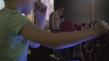Bir oyun makinesi üzerinde oyun bir bölgede oynayan bir çocuk