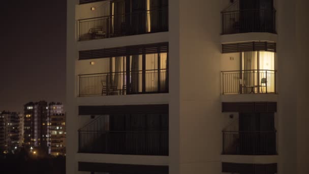 Nattvisning av en hotel fasad — Stockvideo