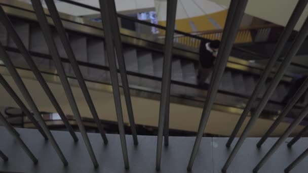 En slow motion av en glidande rulltrappa med en man på det — Stockvideo
