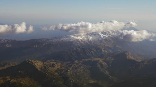 Luchtfoto berglandschap met wolken — Stockvideo