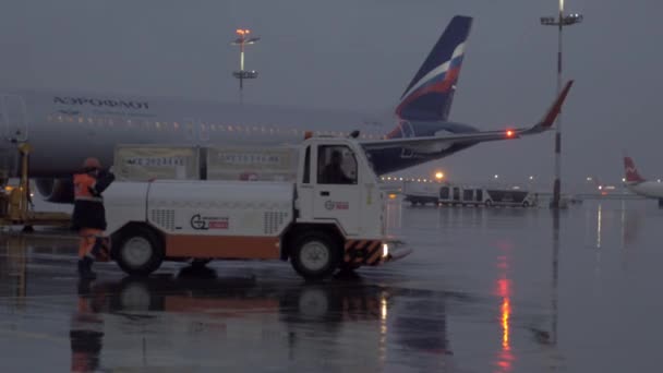 Занятой вечер в аэропорту Шереметьево, Москва. Вид на движение транспортных средств — стоковое видео