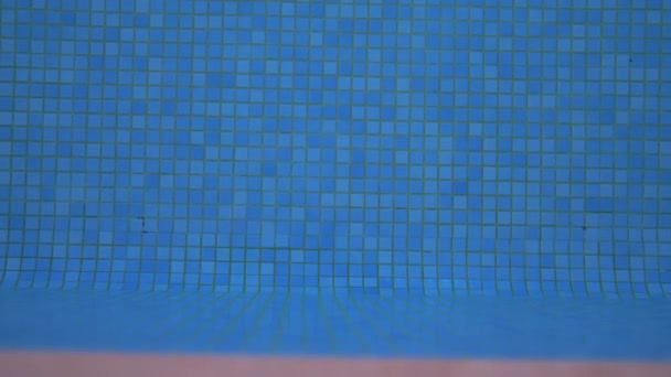 Blauwe mozaïek zwembad onder — Stockvideo