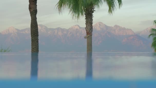 Güzel dağ manzarası önünde açık yüzme havuzu — Stok video