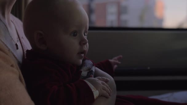 Mãe com bebê filha em viagem de carro — Vídeo de Stock