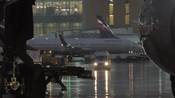 Flugzeug- und Fahrzeugverkehr auf dem Flughafen Scheremetjewo am regnerischen Abend — Stockvideo