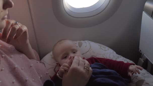 Matka, grając z córka dziecko w samolocie — Wideo stockowe