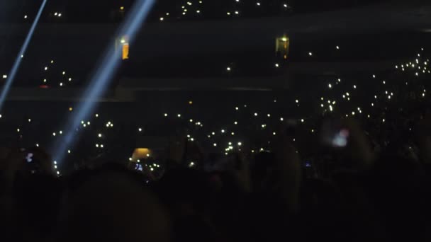 Переповнений концертний зал, любителі музики махають вогнями до музики — стокове відео