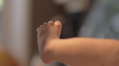 Anne küçük ayaklar öpüşme ile yeni doğan bebek için aşk ifade