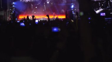 Kalabalık konser müzik rock grubunun taraftarların heyecanlı