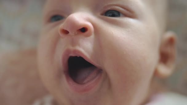 Sleepy baby girl yawning — Stock Video