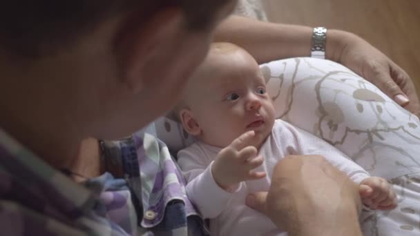 Avô com neta bebê — Vídeo de Stock