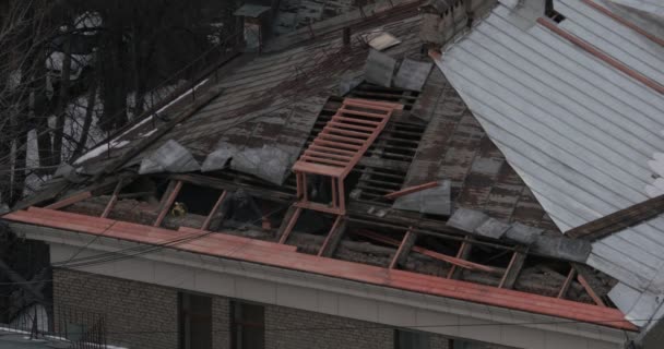 Trabajadores reparando el techo viejo de la casa — Vídeos de Stock