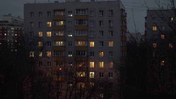 Vista nocturna del bloque de apartamentos en la ciudad — Vídeos de Stock