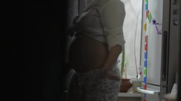 Glad och aktiv gravid kvinna dans hemma — Stockvideo