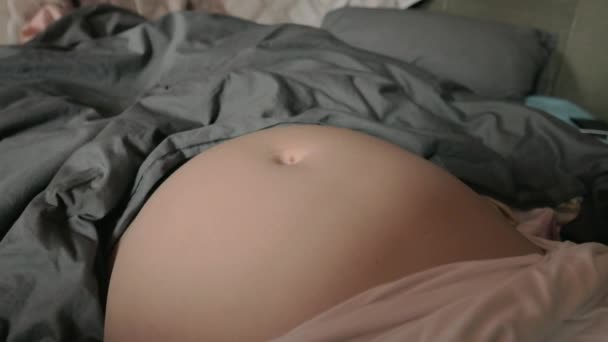 Criança quer sentir o bebê chutando dentro da barriga das mães — Vídeo de Stock