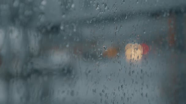 Mirando por la ventana con gotas de lluvia — Vídeo de stock