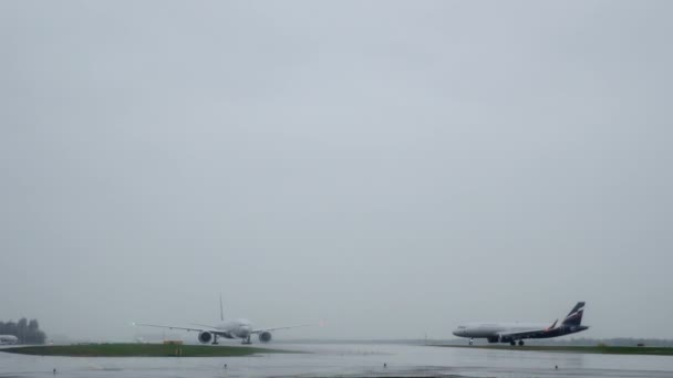 Avión de rodaje en pista mojada en el aeropuerto — Vídeos de Stock