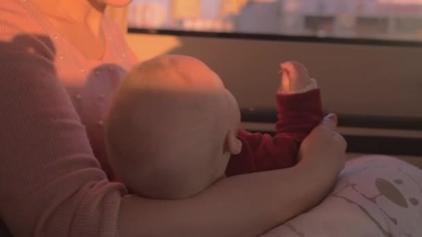 Mãe com bebê em viagem de carro — Vídeo de Stock