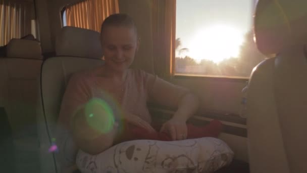 Viagem de carro de mãe com bebê filha — Vídeo de Stock