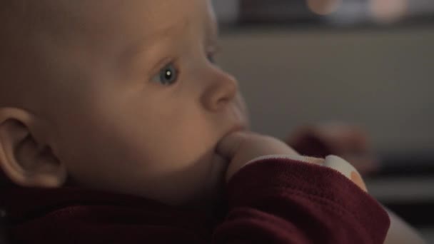 Mooie babymeisje met vinger in de mond — Stockvideo