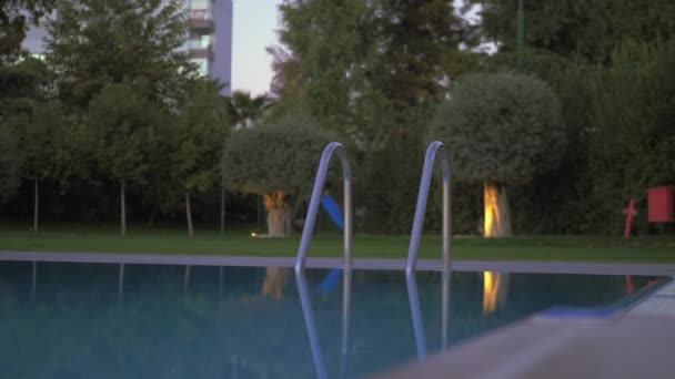 Piscina vacía en un entorno verde — Vídeo de stock