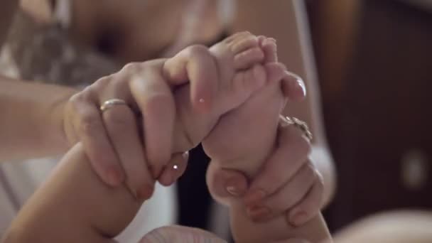 Mujer jugando con sus pies babys — Vídeos de Stock
