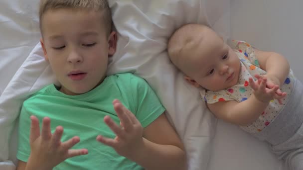 Ένα νεαρό αγόρι και η αδελφή του μωρού που μαθαίνουν με διαφορετικούς τρόπους — Αρχείο Βίντεο