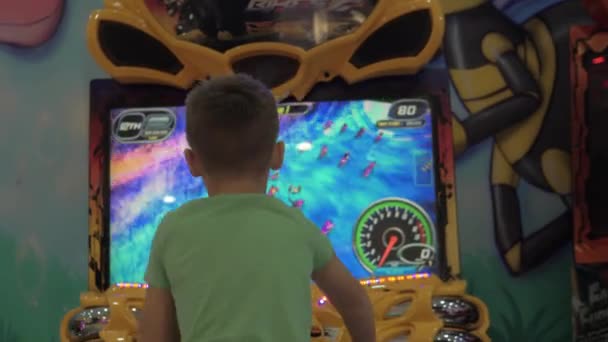Niño divirtiéndose con simulador de carreras de motos — Vídeos de Stock