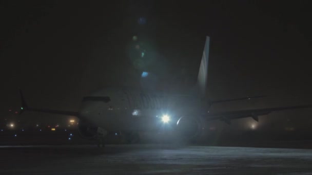 Прибытие Boeing 737 MAX-8 FlyDubai в зимнюю ночь — стоковое видео